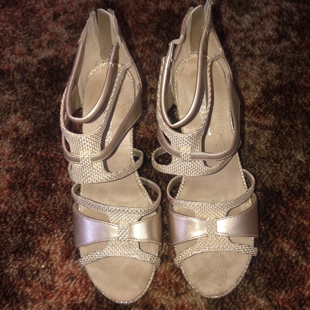 Aerosols women’s wedges.